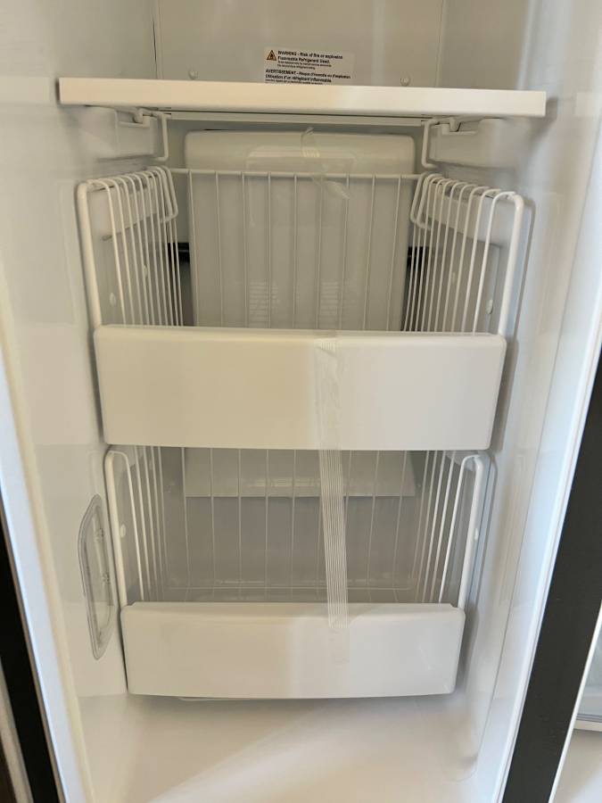 36 INCH GE GZS22IYNYHFS Counter Depth Side by Side Freestanding Refrigerator * New Open Box * 21.8 Cu. Ft. , Showcase LED Lighting, External Filtered Water Dispenser , Ice Dispenser AHAM Fingerprint Resistant Stainless Steel .
