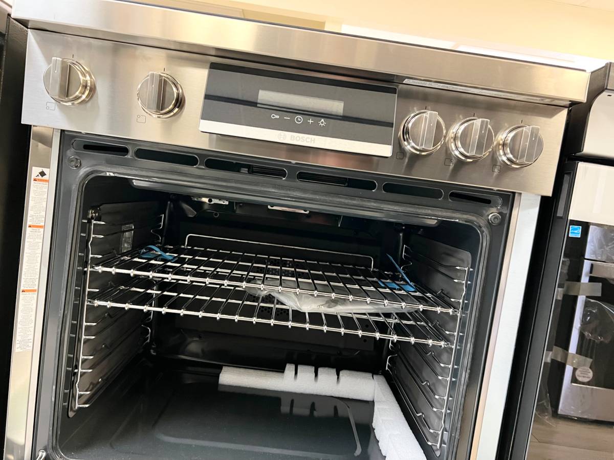 30 INCH Bosch 800 Series HIIS8055U 30 Inch Freestanding Induction Range , 4 Elements , 10 Cooking Modes , Quiet Close Door Hinges , Convection Oven , Sabbath, Digital Display Stainless Steel New Open Box
