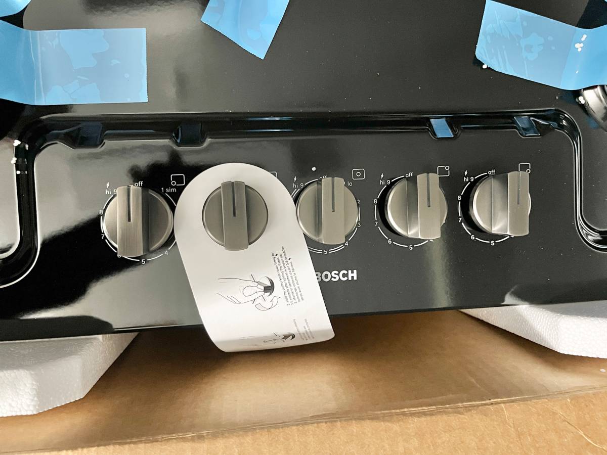 30 INCH Bosch 800 Series NGM8049UC Built In Gas Cooktop * New Open Box * 5 Sealed Burners, Cast Iron Continuous Grates, Dual-Ring Power Burner, Opti Sim Burner, Flame Select, Control Knob + Light Indicator ADA