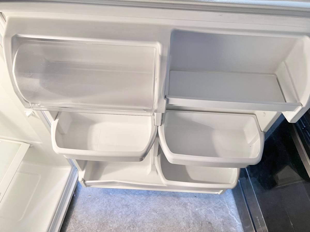 33 Inch Maytag Top Freezer Refrigerator , M1TXEMMWQ , ICE MAKER , Used Condition , OFF WHITE ,