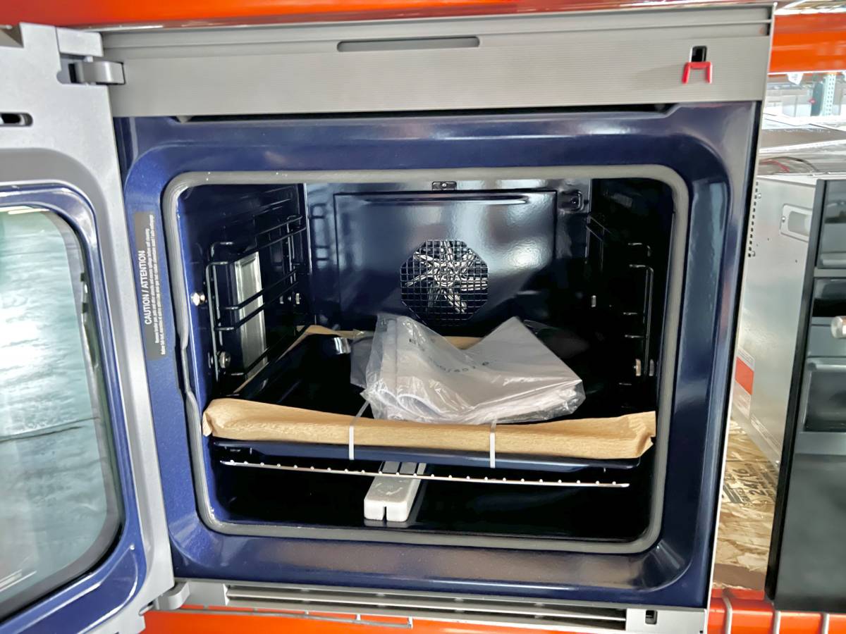 24 INCH Gaggenau 400 Series BO451611 Single Electric Wall Oven * New Open Box * 3.2 cu. ft. Convection Oven, Pyrolytic Self-Cleaning, Meat Probe, Star-K Certified Sabbath Mode Handleless Side Swing Door , Left Hinge .