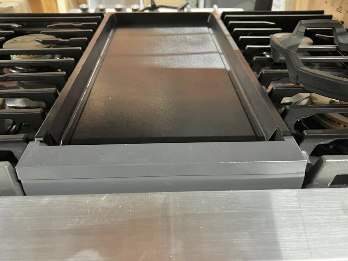 36 INCH Dacor Contemporary DTT36M974LS Gas Rangetop * New Open Box * 4 Sealed Burners, Continuous Grates, Auto Connected Hood, Simmer Sear Burners, Illumina Knobs, Electric Griddle , Stainless Steel, Natural Gas