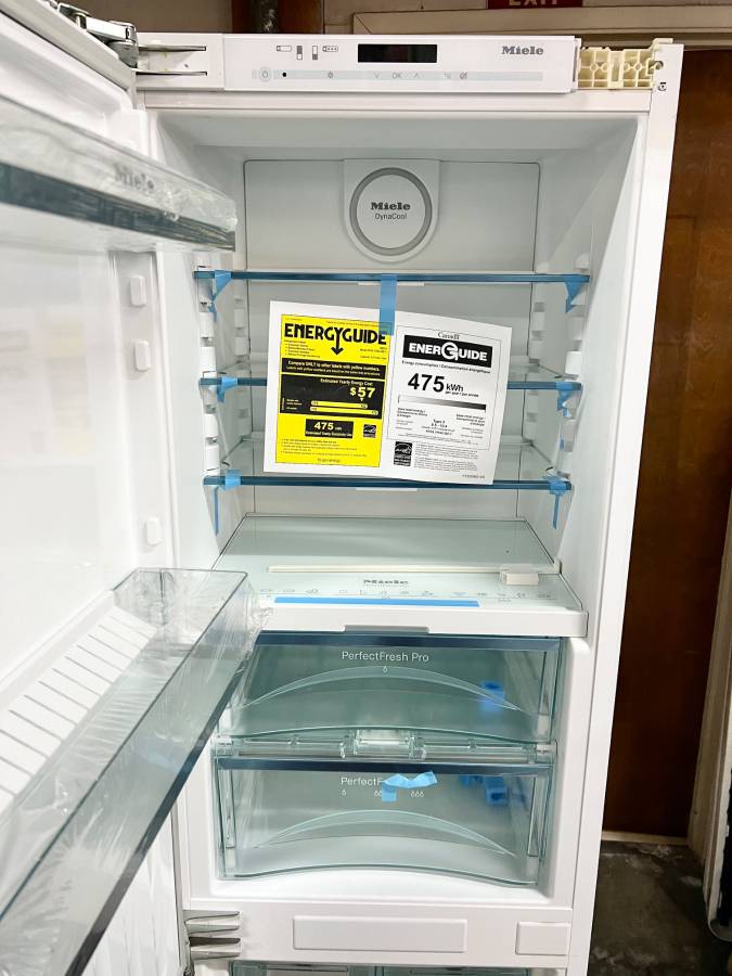 24 INCH Miele KFNS37692iDE1 Built-In Bottom Freezer Refrigerator NEW * Open Box Panel Ready , Ice Maker , 8.68 Cu Ft , No Frost , Dyna Cool , Flexi Tray , Soft Close Door , Clean Touch Steel Rear Panel , Energy Star .