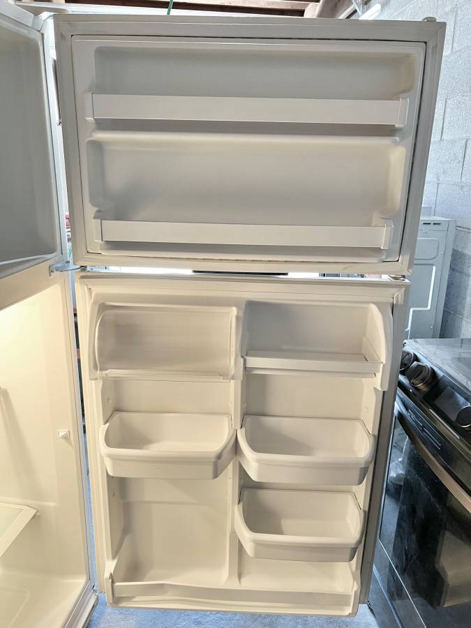 33 Inch Maytag Top Freezer Refrigerator , M1TXEMMWQ , ICE MAKER , Used Condition , OFF WHITE ,