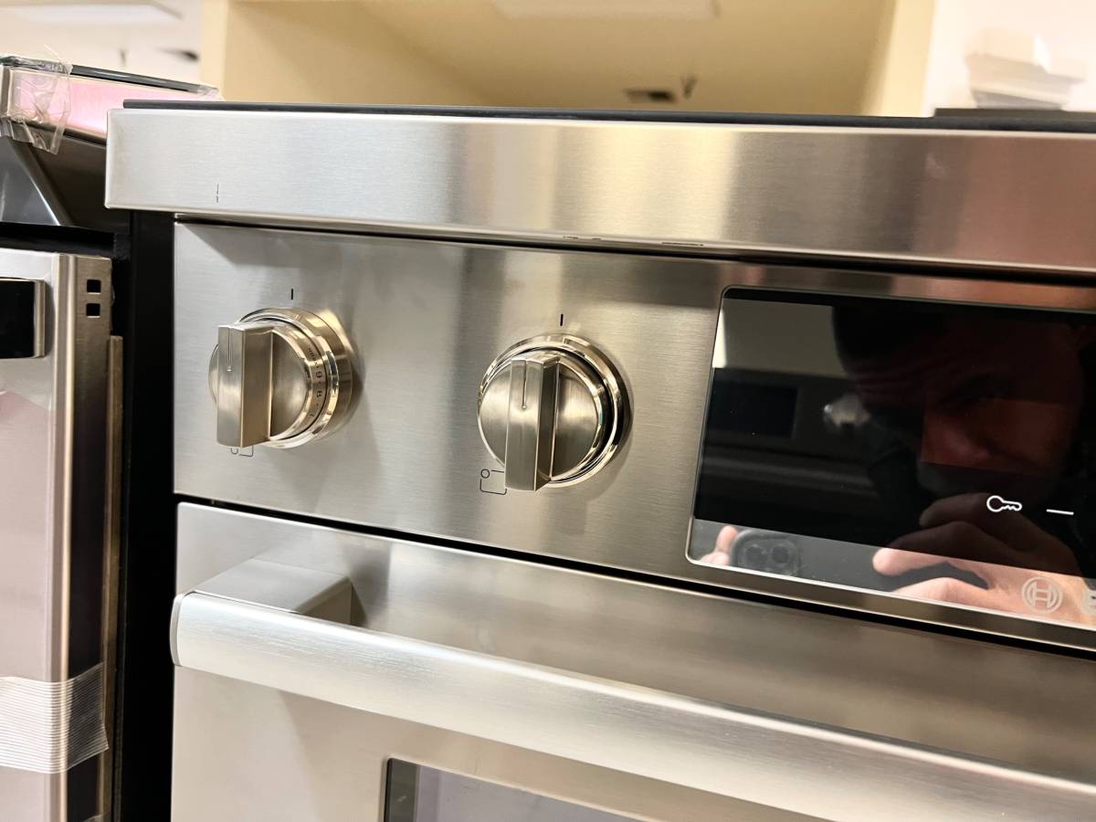 30 INCH Bosch 800 Series HIIS8055U 30 Inch Freestanding Induction Range , 4 Elements , 10 Cooking Modes , Quiet Close Door Hinges , Convection Oven , Sabbath, Digital Display Stainless Steel New Open Box
