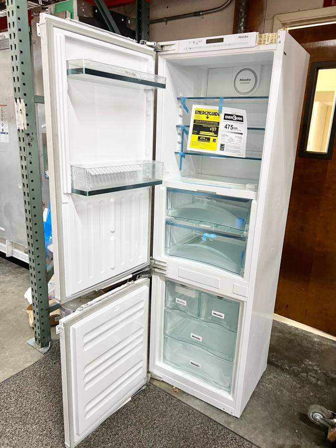 24 INCH Miele KFNS37692iDE1 Built-In Bottom Freezer Refrigerator NEW * Open Box Panel Ready , Ice Maker , 8.68 Cu Ft , No Frost , Dyna Cool , Flexi Tray , Soft Close Door , Clean Touch Steel Rear Panel , Energy Star .