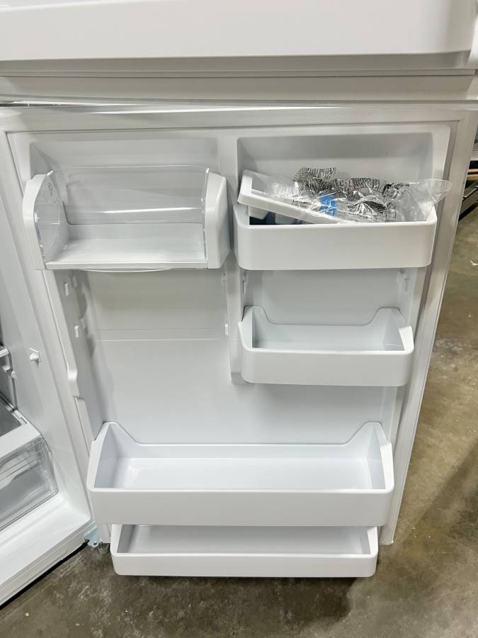 30 INCH Insignia NS-RTM18WHD2 Freezer White Refrigerator * New Open Box * 18.1 Cu Ft