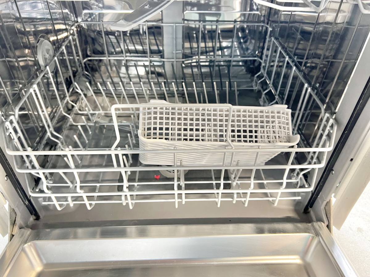 24 INCH Bosch Built In Dishwasher White , Stainless Steel Inside , Used Condition