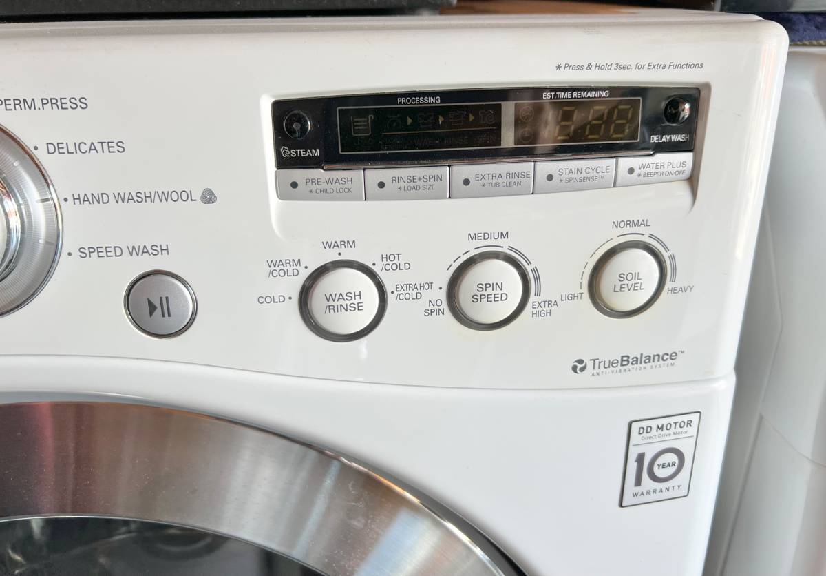 27 INCH LG Steam Washer WM2501HWA  Front-Load Steam Washer White , Used Condition