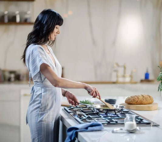 30 INCH Thermador Masterpiece Series SGSP305TS  Gas Cooktop 5 Sealed Burners,  Continuous Grates,  Patented Star Burners, Quick Clean Base,  Raised Pedestal Burner,  Star-K , Stainless Steel .* New Open Box *