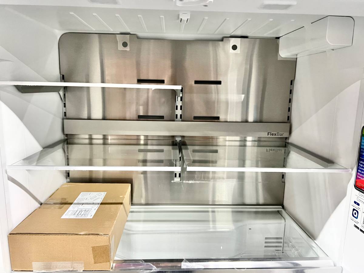 36 INCH Bosch 800 Series  B36CT80SNB Smart Counter Depth French Door Refrigerator  21 Cu. Ft., Wi-Fi, Ice Maker, Touch Control Panel, LED, Dual Evaporators,  ENERGY STAR Black Stainless, Used Condition