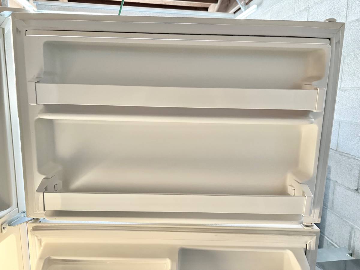 33 Inch Maytag Top Freezer Refrigerator , M1TXEMMWQ , ICE MAKER , Used Condition , OFF WHITE ,