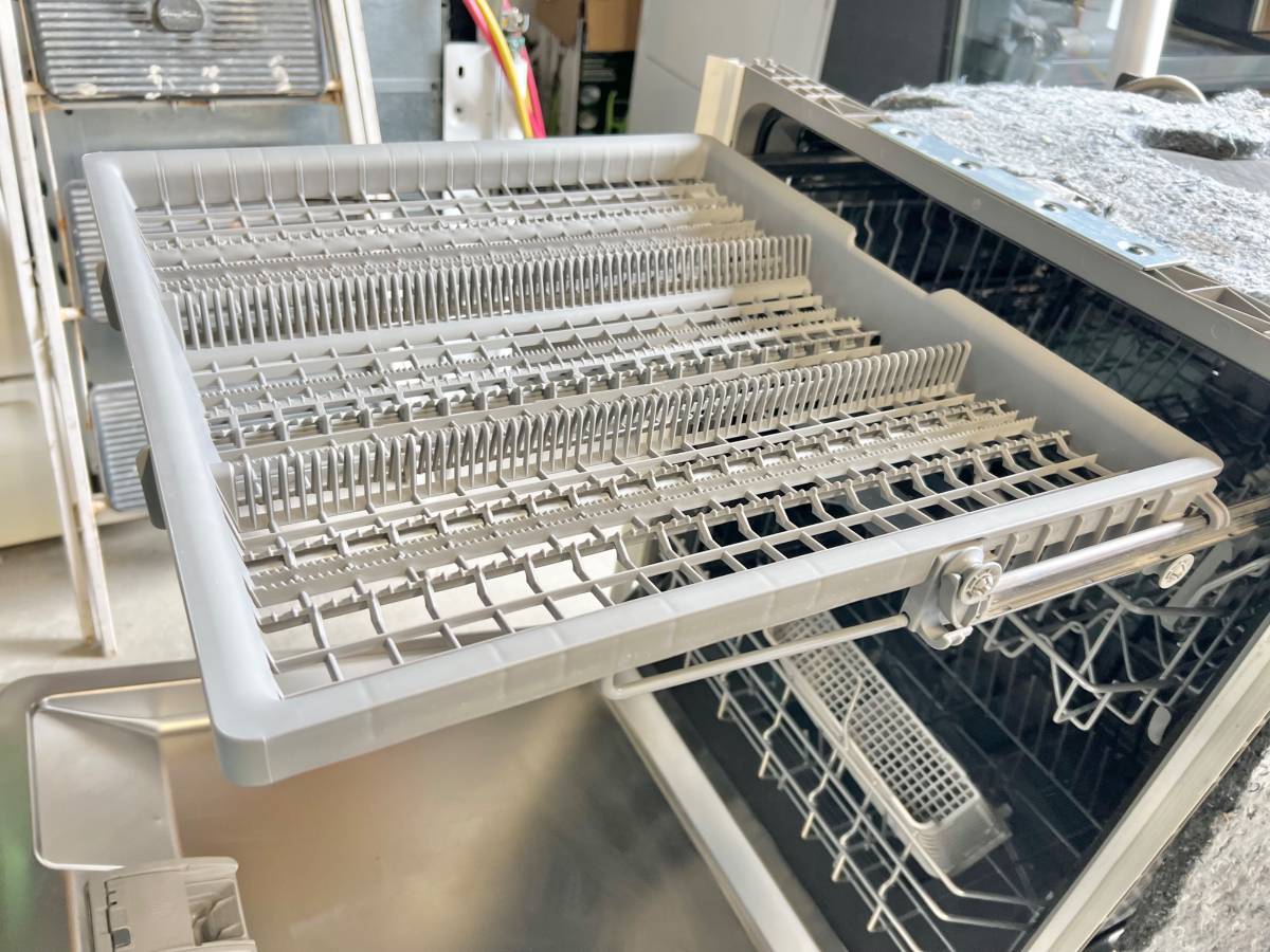 24 INCH Bosch Built In Dishwasher White , Stainless Steel Inside , Used Condition