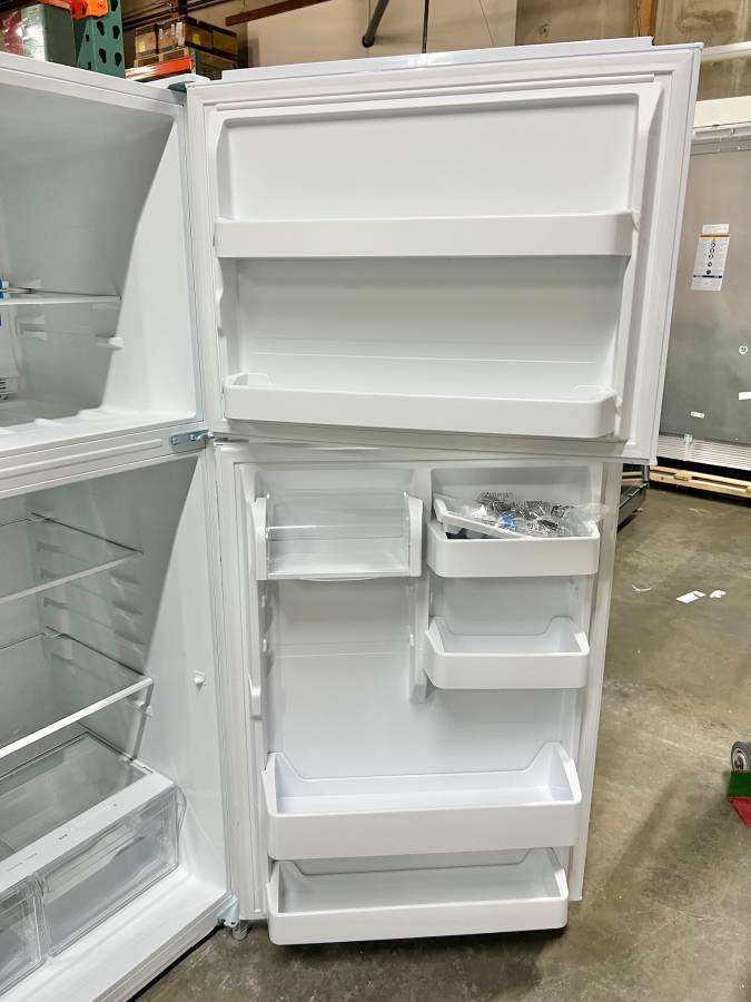 30 INCH Insignia NS-RTM18WHD2 Freezer White Refrigerator * New Open Box * 18.1 Cu Ft