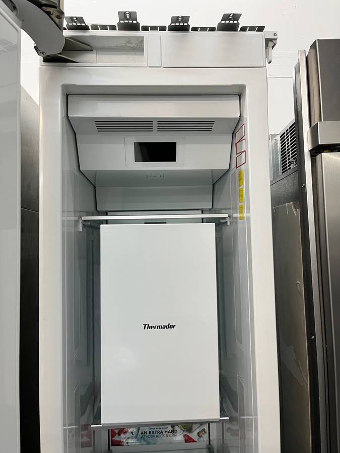 18 INCH Thermador Freedom T18ID900LP Freezer Column External Water Ice Dispenser Soft Close Drawers, Open Door Assist, Diamond Ice TFT Control Panel, Panel Ready, Adjustable Shelves, Left-Swing Door Hinge , STAINLESS STEEL PANELS INCLUDED