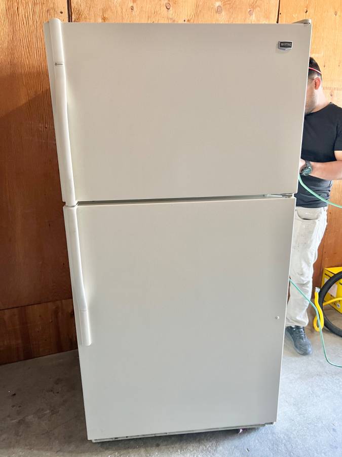 33 Inch Maytag Top Freezer Refrigerator , M1TXEMMWQ , ICE MAKER , Used Condition , OFF WHITE ,