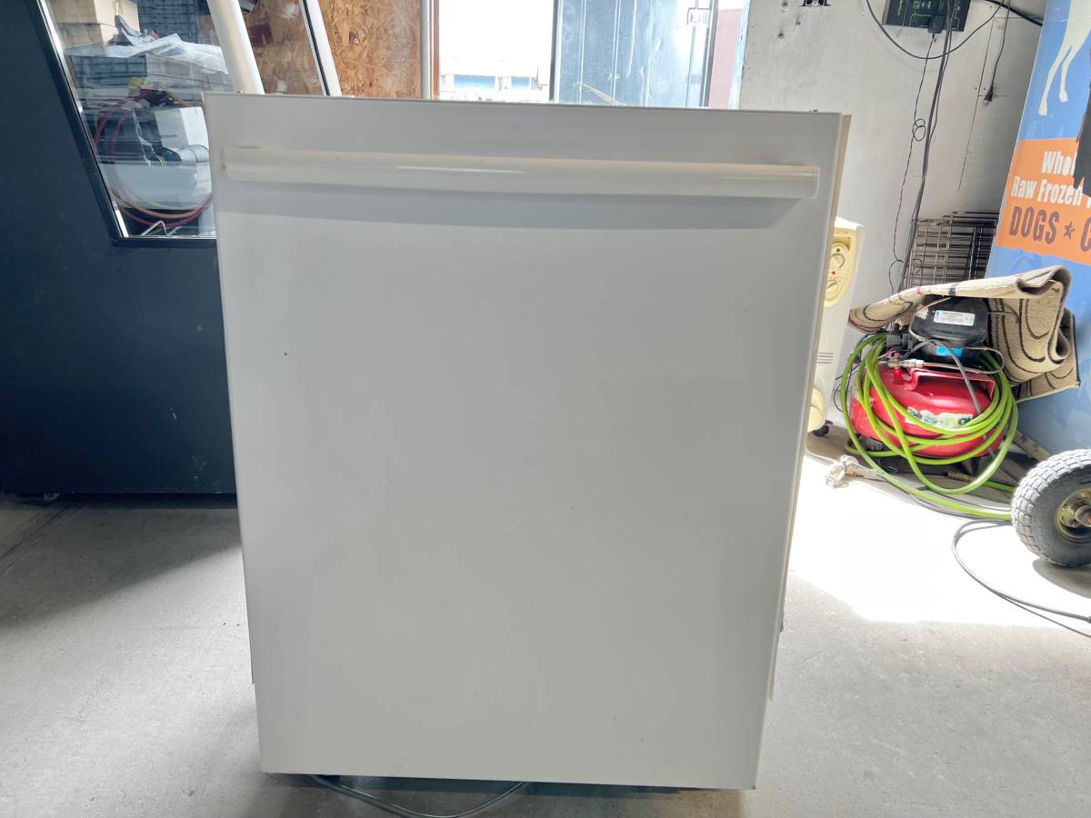 24 INCH Bosch Built In Dishwasher White , Stainless Steel Inside , Used Condition