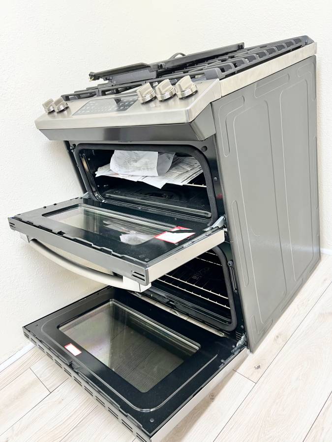 30 INCH GE JGSS86SPSS Slide In Double Oven Gas Range , 5 Sealed Burners, 6.7 Total Oven, Continuous Cast Iron Grate, Integrated Griddle, Steam Clean, ADA * New Open Box *