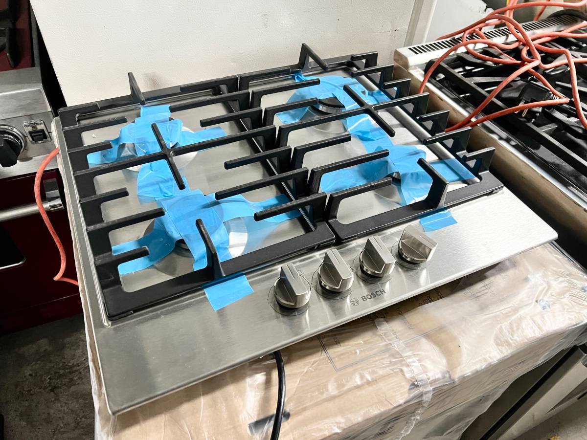 24 INCH Bosch 500 Series  NGM5458UC Gas Cooktop * New Open Box *  4 Sealed Burners, Continuous Cast Iron Grates, Heavy-Duty Stainless-look Metal Knobs, One-Piece Stainless Steel Design, and ADA Compliant