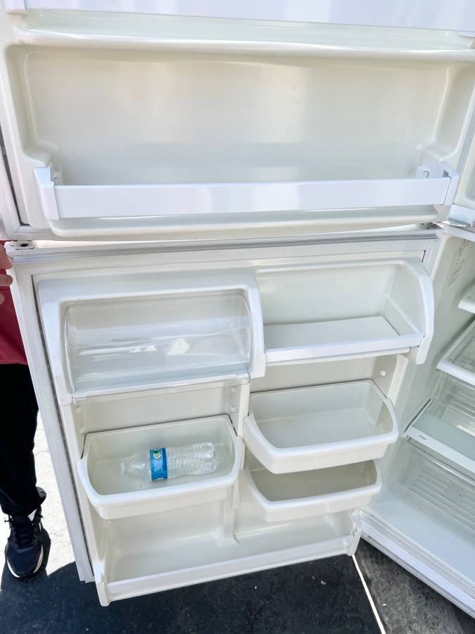 32 Inch Whirlpool ET1FTEXSQ00 21 cu. ft. Top-Freezer Refrigerator , White , Used Condition , Freestanding , Automatic Defrost , Spill Safe Shelves , Gallon Door Storage ,