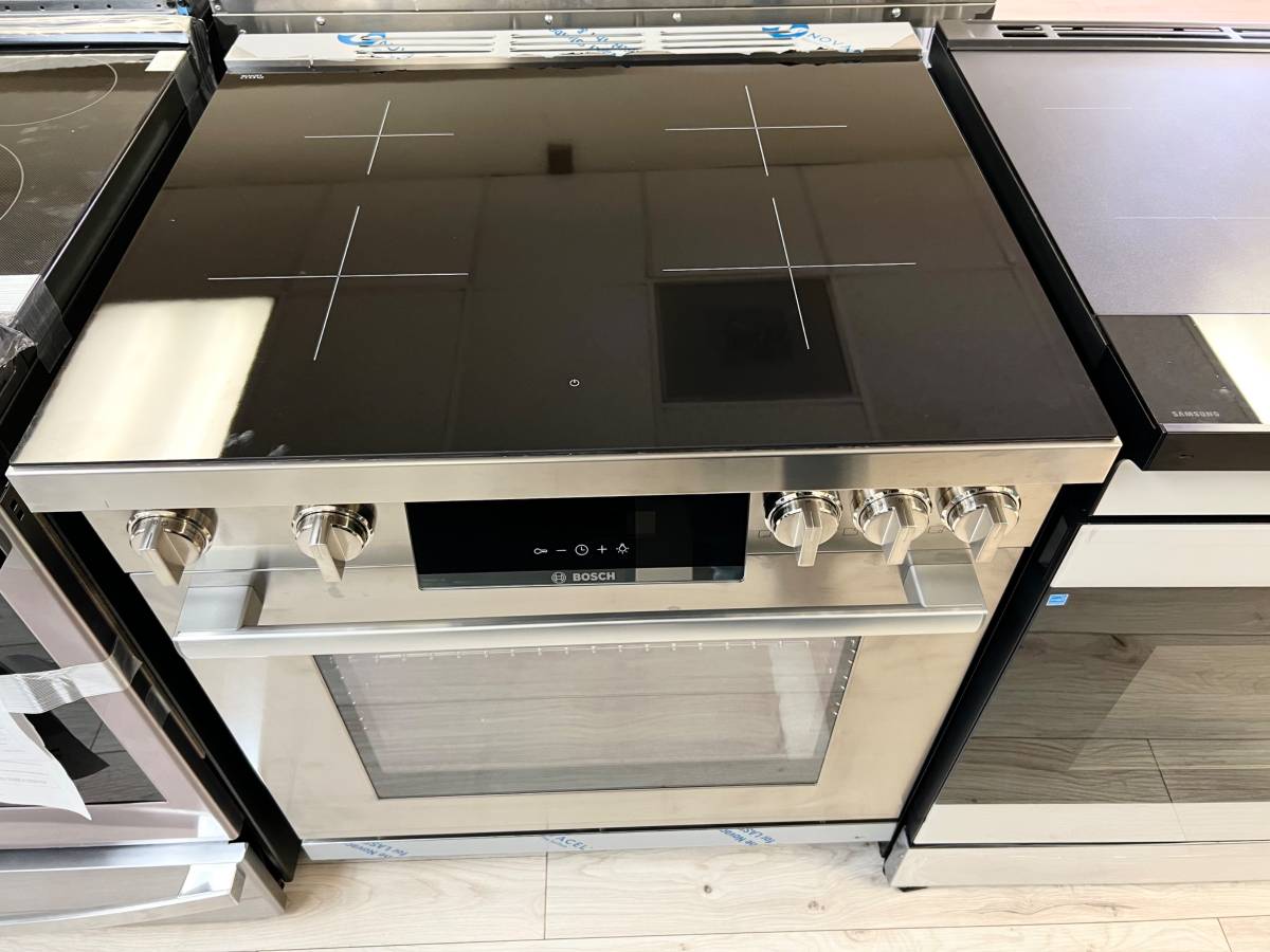 30 INCH Bosch 800 Series HIIS8055U 30 Inch Freestanding Induction Range , 4 Elements , 10 Cooking Modes , Quiet Close Door Hinges , Convection Oven , Sabbath, Digital Display Stainless Steel New Open Box