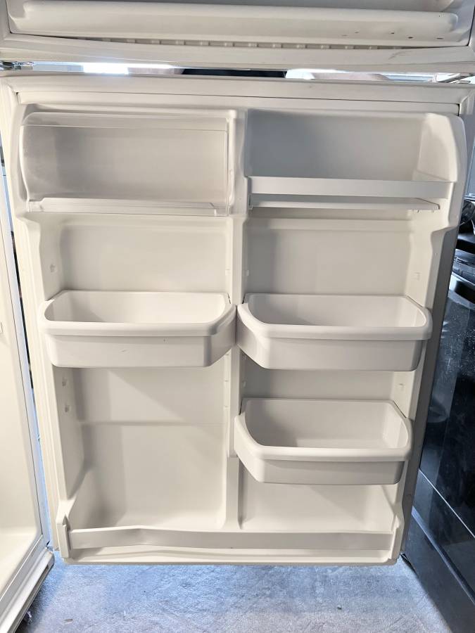 33 Inch Maytag Top Freezer Refrigerator , M1TXEMMWQ , ICE MAKER , Used Condition , OFF WHITE ,