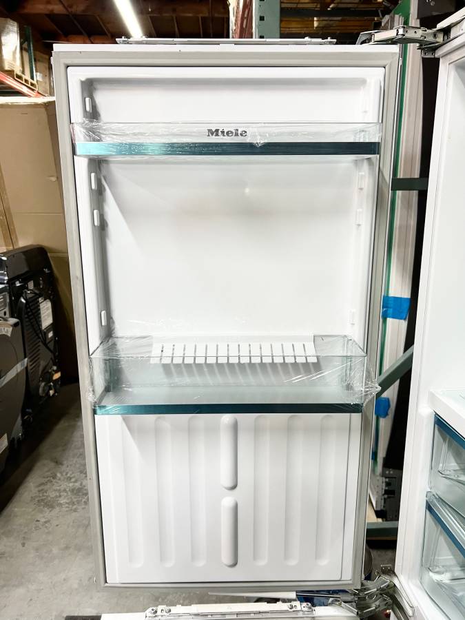 24 INCH Miele KFNS37692iDE1 Built-In Bottom Freezer Refrigerator NEW * Open Box Panel Ready , Ice Maker , 8.68 Cu Ft , No Frost , Dyna Cool , Flexi Tray , Soft Close Door , Clean Touch Steel Rear Panel , Energy Star .