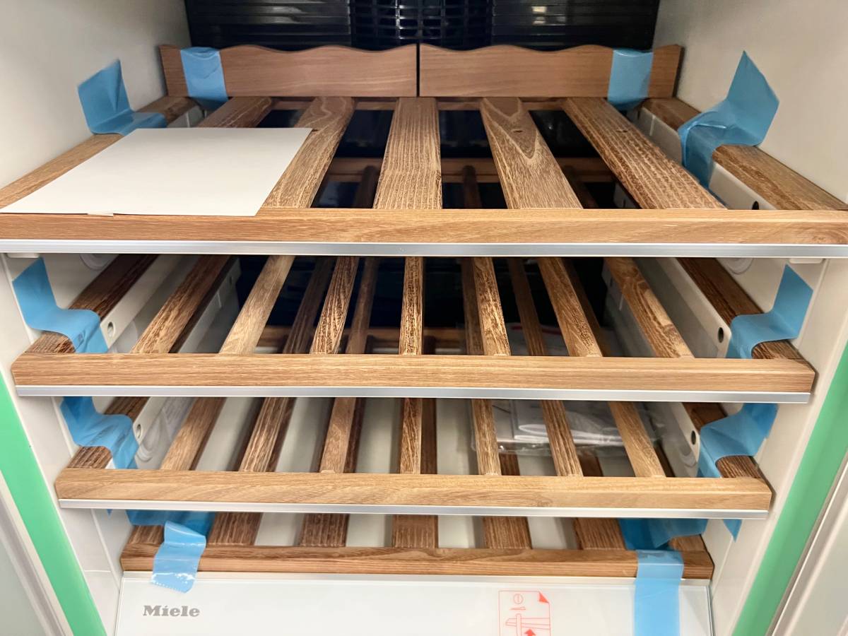 24 INCH Miele Master Cool Series KWT1603SF Built-in Wine System 102-Bottle Capacity, 14 Acacia Wood Shelves, 3 Independent Temperature Zones, UV-Filtering Glass Door Clear Vision Display Stainless Steel, Right Hinge Door Swing * New Open Box