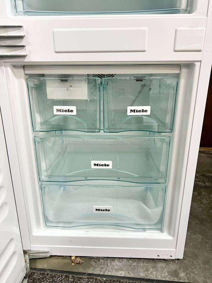 24 INCH Miele KFNS37692iDE1 Built-In Bottom Freezer Refrigerator NEW * Open Box Panel Ready , Ice Maker , 8.68 Cu Ft , No Frost , Dyna Cool , Flexi Tray , Soft Close Door , Clean Touch Steel Rear Panel , Energy Star .