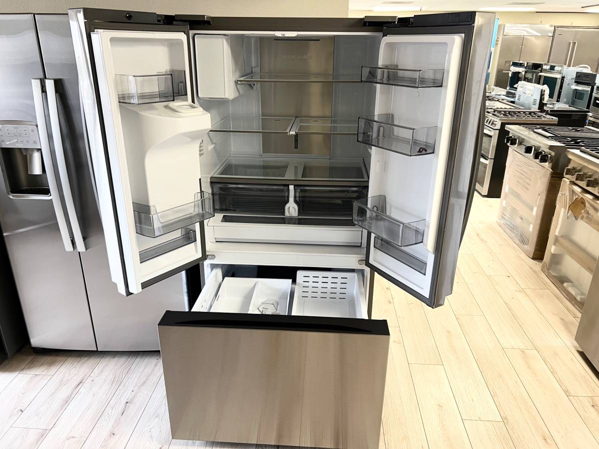 36 INCH Samsung RF32CG5900SRAA FAMILY HUB ! Refrigerator LCD Screen * New Open Box * Refrigerator Family Hub 30 Cu Ft , Dual Auto Ice Maker , Wi-Fi , ADA Compliant , ENERGY STAR Certified , Fingerprint Resistant , Stainless Steel.