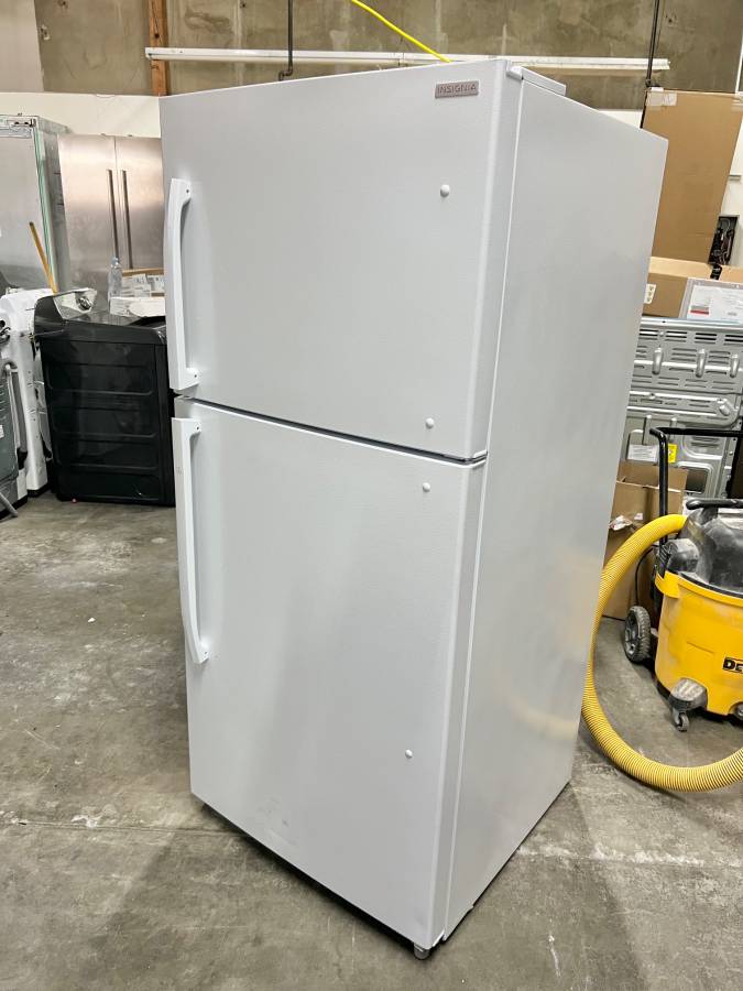 30 INCH Insignia NS-RTM18WHD2 Freezer White Refrigerator * New Open Box * 18.1 Cu Ft