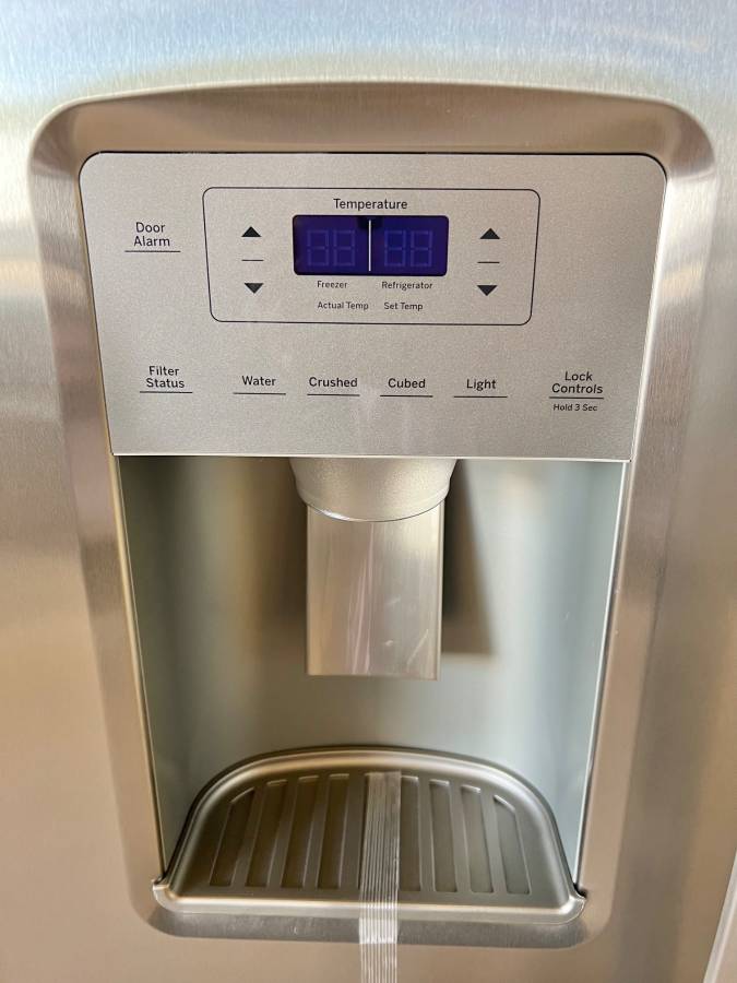 36 INCH GE GZS22IYNYHFS Counter Depth Side by Side Freestanding Refrigerator * New Open Box * 21.8 Cu. Ft. , Showcase LED Lighting, External Filtered Water Dispenser , Ice Dispenser AHAM Fingerprint Resistant Stainless Steel .