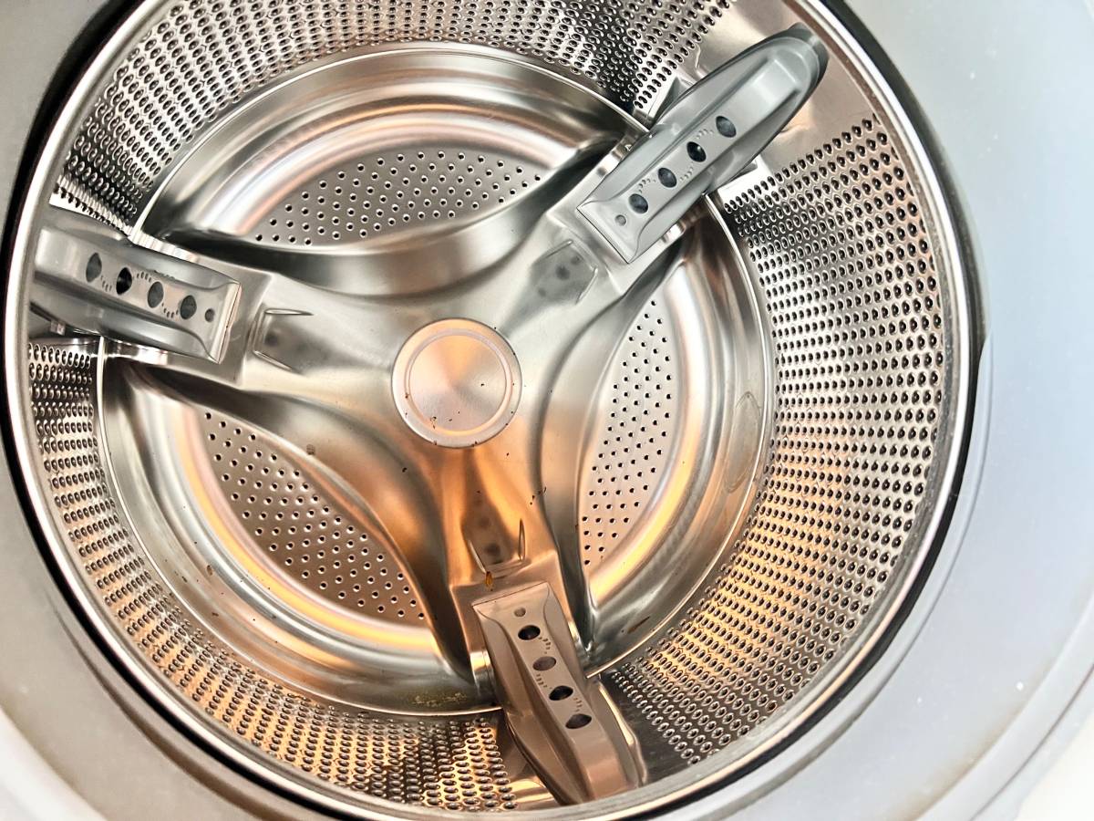 27 INCH LG WM2487HWM TROMM Front Load Washer 4.0 cu. ft. White , Used Condition , 1200 RPM . Direct Drive , Ultra Capacity , Never Rust Stainless Drum , HE , Roller Jets , 9 Washing Programs, 5 Temp Level,Remote Monitor,Stackable,LED,Chrome Rimmer Door