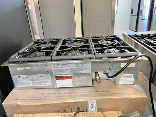 36 INCH Thermador Professional Series  PCG366W Gas Rangetop Continuous Cast Iron Grates, 2 Extra Low Burners, LED Down Lighting,  6 Sealed Burners * NEW OPEN BOX *
