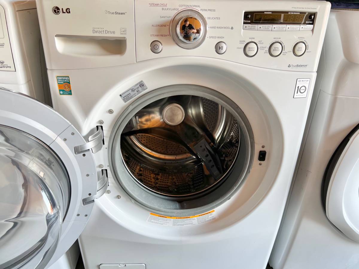 27 INCH LG Steam Washer WM2501HWA  Front-Load Steam Washer White , Used Condition