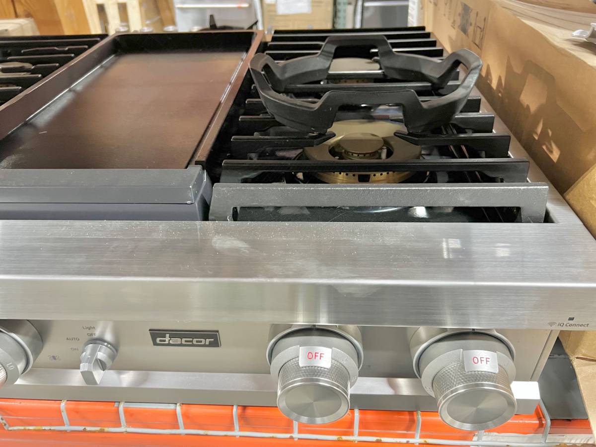 36 INCH Dacor Contemporary DTT36M974LS Gas Rangetop * New Open Box * 4 Sealed Burners, Continuous Grates, Auto Connected Hood, Simmer Sear Burners, Illumina Knobs, Electric Griddle , Stainless Steel, Natural Gas