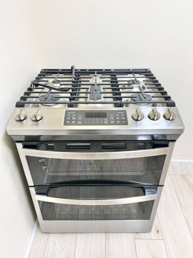 30 INCH GE JGSS86SPSS Slide In Double Oven Gas Range , 5 Sealed Burners, 6.7 Total Oven, Continuous Cast Iron Grate, Integrated Griddle, Steam Clean, ADA * New Open Box *