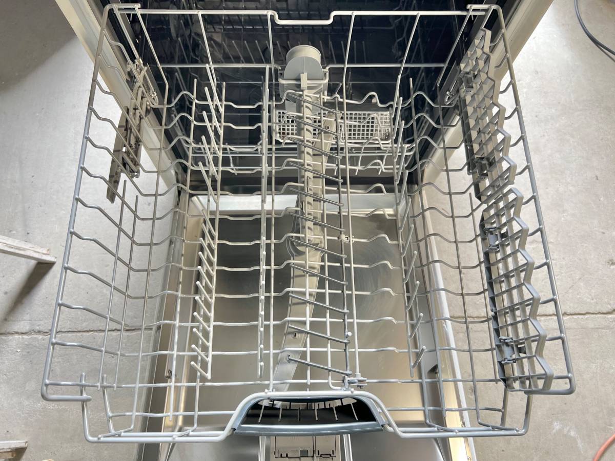 24 INCH Bosch Built In Dishwasher White , Stainless Steel Inside , Used Condition