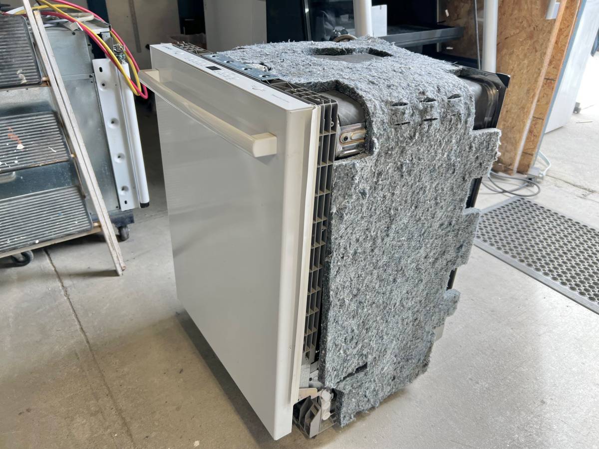 24 INCH Bosch Built In Dishwasher White , Stainless Steel Inside , Used Condition