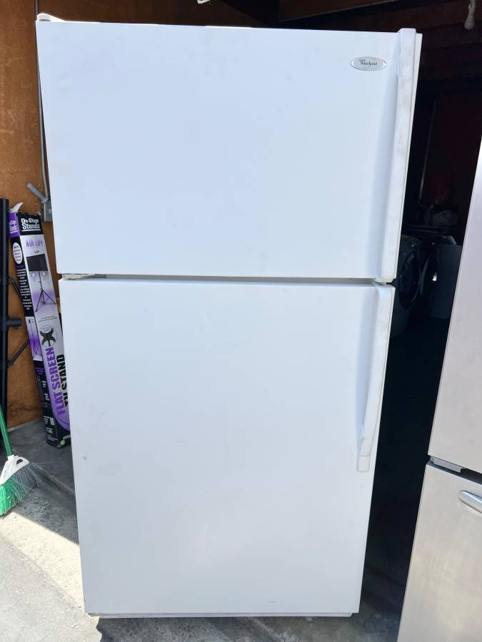 32 Inch Whirlpool ET1FTEXSQ00 21 cu. ft. Top-Freezer Refrigerator , White , Used Condition , Freestanding , Automatic Defrost , Spill Safe Shelves , Gallon Door Storage ,