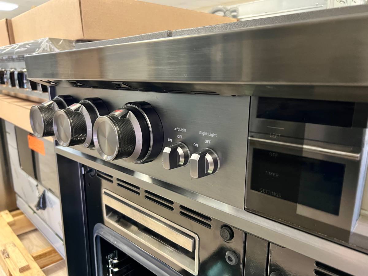 48 INCH Dacor Contemporary DOP48M96DLM Freestanding Professional Dual Fuel Smart Range with 6 Sealed Burners, Double Oven, 6.6 Cu. Ft. , Steam, Self-Clean, Dual-Stack Burners, Electric Griddle, Graphite Stainless, Gas * New Open Box *