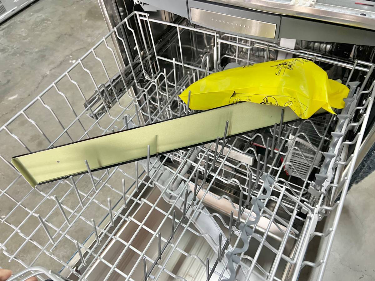 24 INCH Bosch Benchmark Series SHV9PCM3N Dishwasher * New Open Box *  PANEL READY Fully Integrated Built In Panel Ready Dishwasher , 9 Wash Cycles , Flexible 3rd Rack , 39 dBA , 16 Place Setting  *