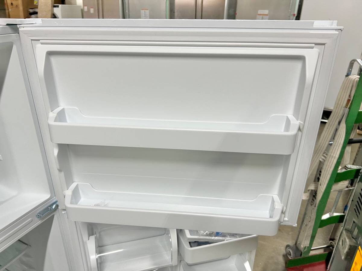 30 INCH Insignia NS-RTM18WHD2 Freezer White Refrigerator * New Open Box * 18.1 Cu Ft