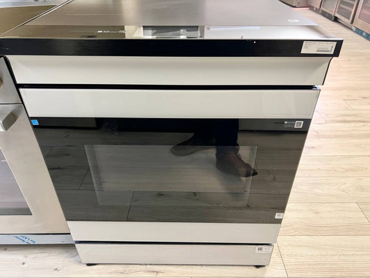 Samsung BESPOKE NSI6DB990012 Slide-In Induction WHITE Range,Convection 6.3 cu. ft. Convection+ Oven, Sync Burner, Storage Drawer, Air Fry, Sabbath Mode, Self Steam Clean, ADA Compliant, ENERGY STAR White Glass .