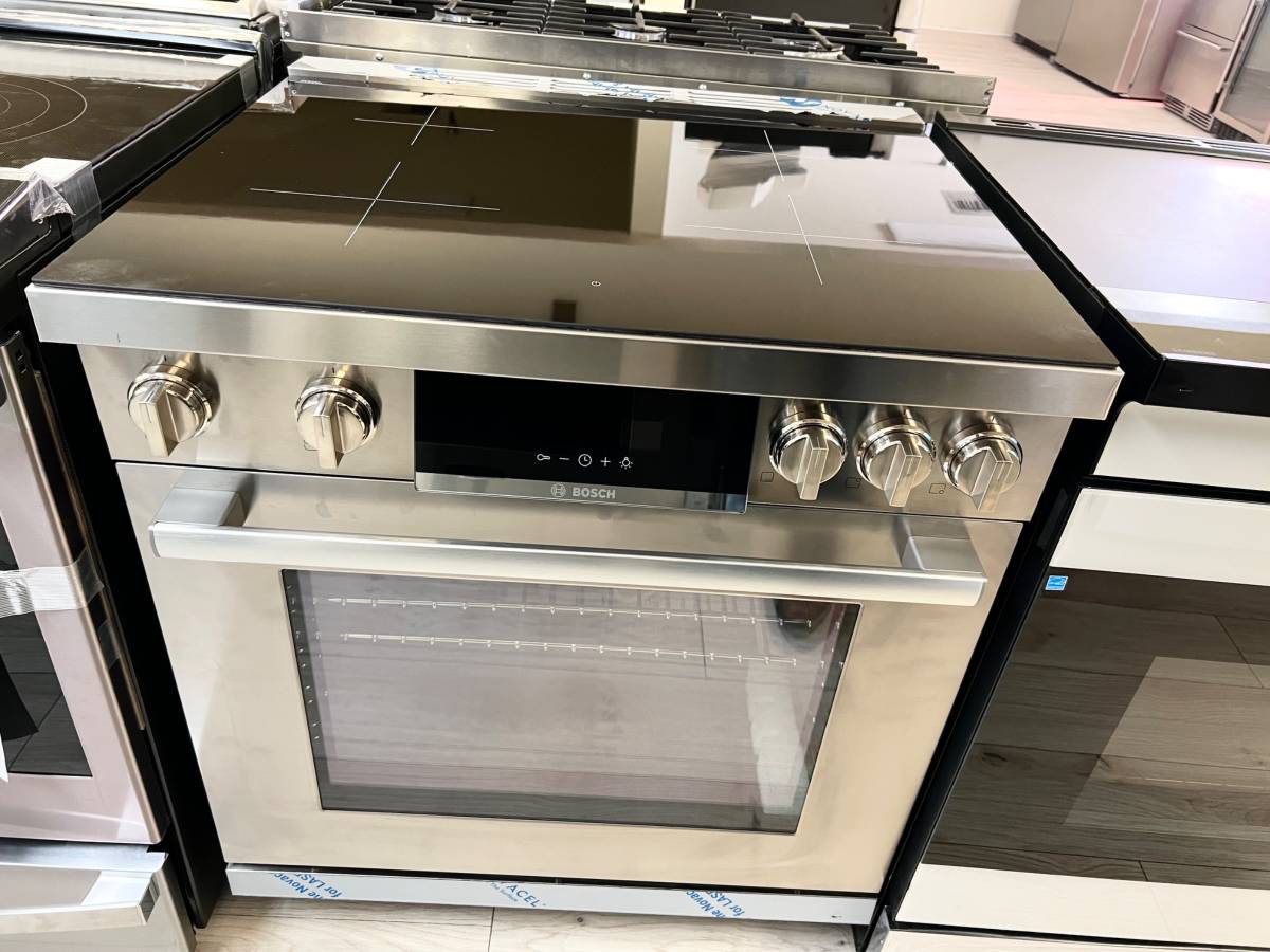 30 INCH Bosch 800 Series HIIS8055U 30 Inch Freestanding Induction Range , 4 Elements , 10 Cooking Modes , Quiet Close Door Hinges , Convection Oven , Sabbath, Digital Display Stainless Steel New Open Box