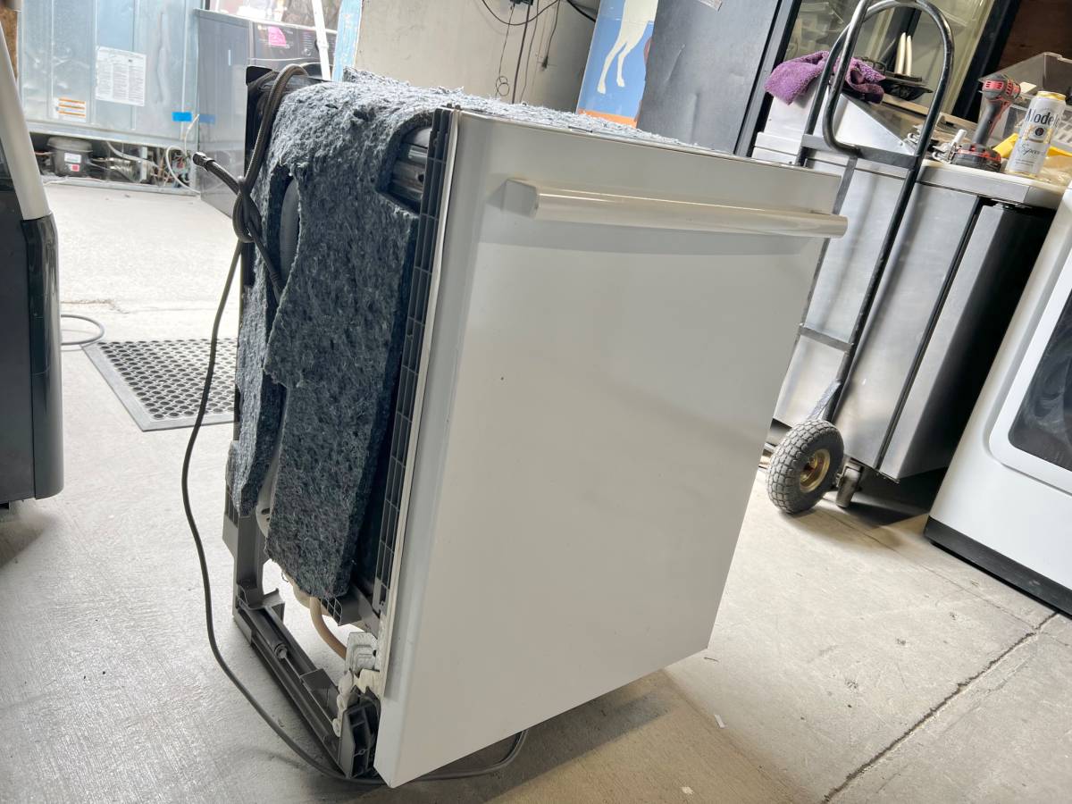 24 INCH Bosch Built In Dishwasher White , Stainless Steel Inside , Used Condition