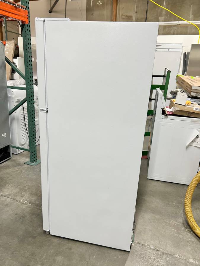 30 INCH Insignia NS-RTM18WHD2 Freezer White Refrigerator * New Open Box * 18.1 Cu Ft