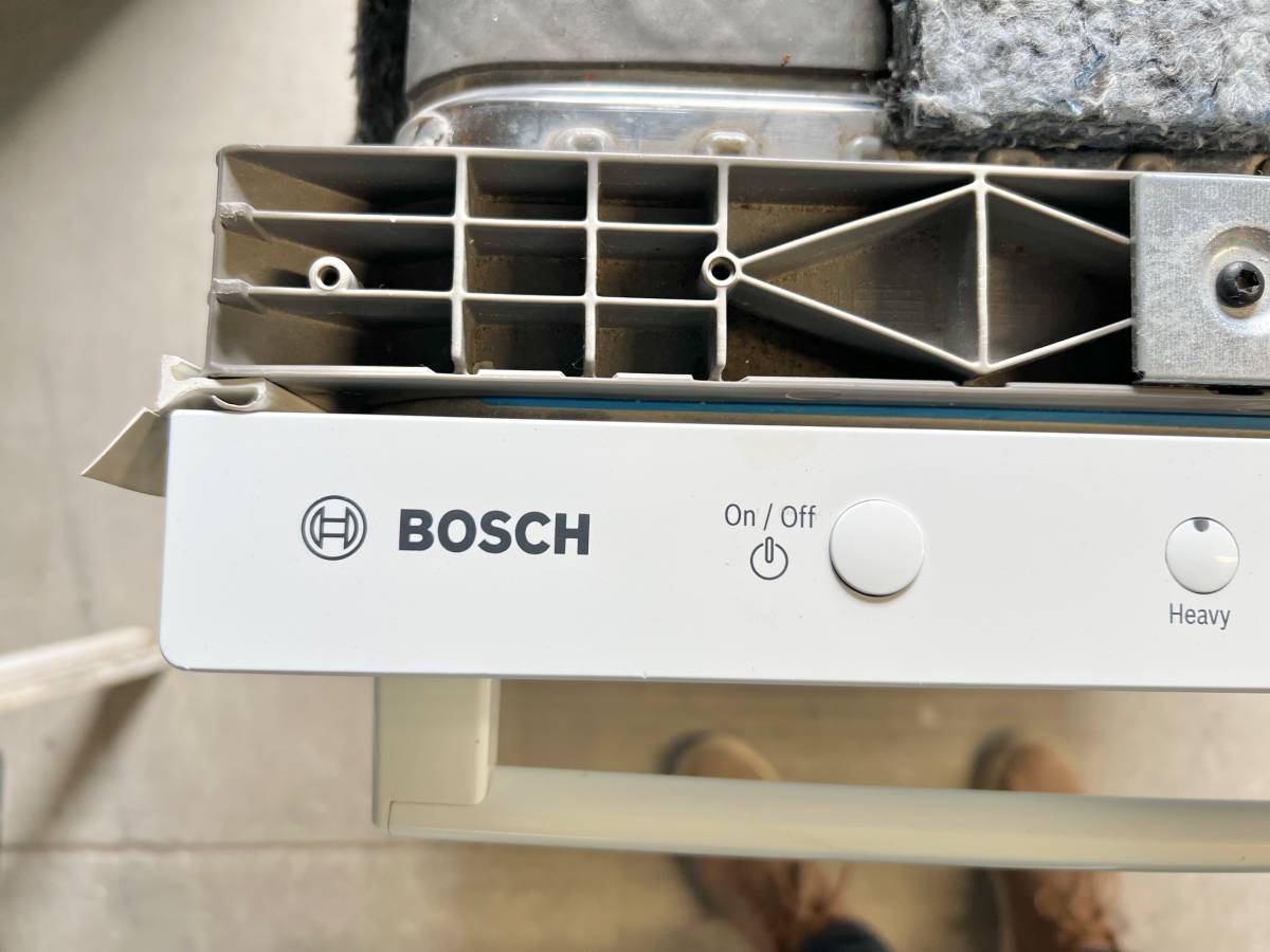 24 INCH Bosch Built In Dishwasher White , Stainless Steel Inside , Used Condition
