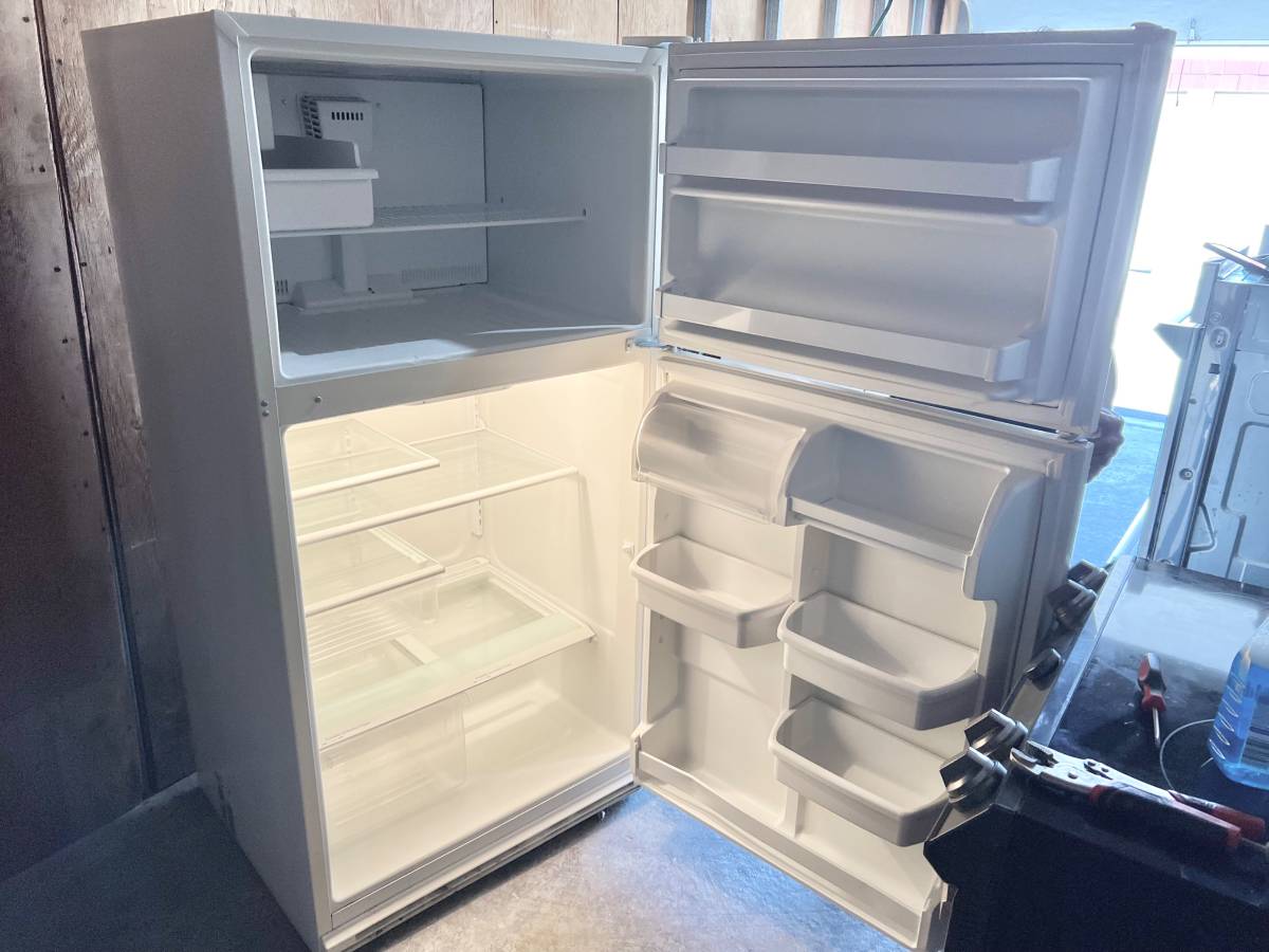 33 Inch Maytag Top Freezer Refrigerator , M1TXEMMWQ , ICE MAKER , Used Condition , OFF WHITE ,