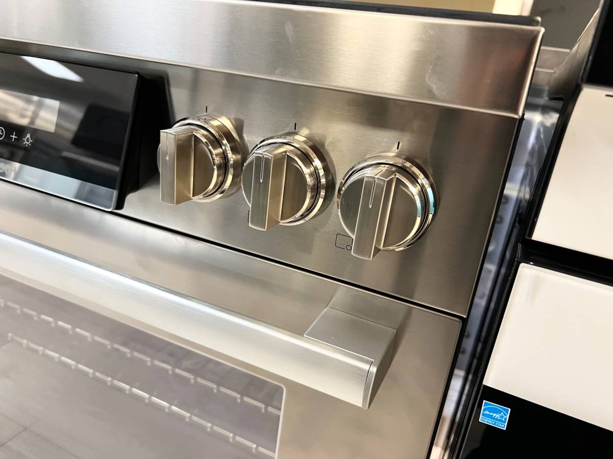 30 INCH Bosch 800 Series HIIS8055U 30 Inch Freestanding Induction Range , 4 Elements , 10 Cooking Modes , Quiet Close Door Hinges , Convection Oven , Sabbath, Digital Display Stainless Steel New Open Box